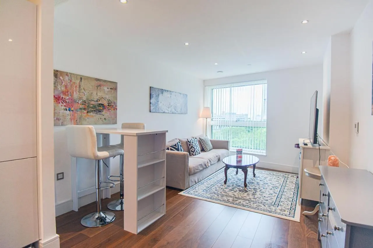 Stunning 1-Bed Apartment In Lincoln Plaza location