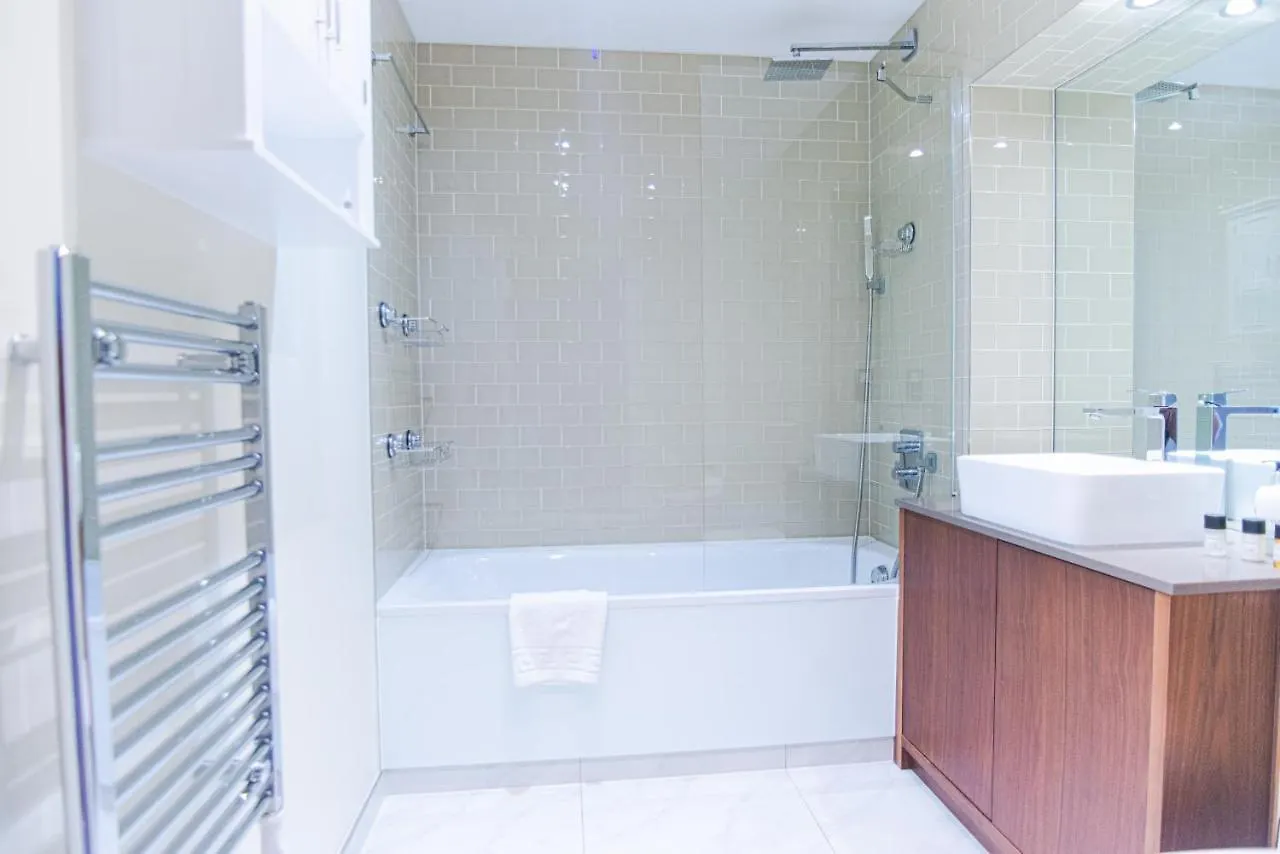 Stunning 1-Bed Apartment In Lincoln Plaza London 0*,