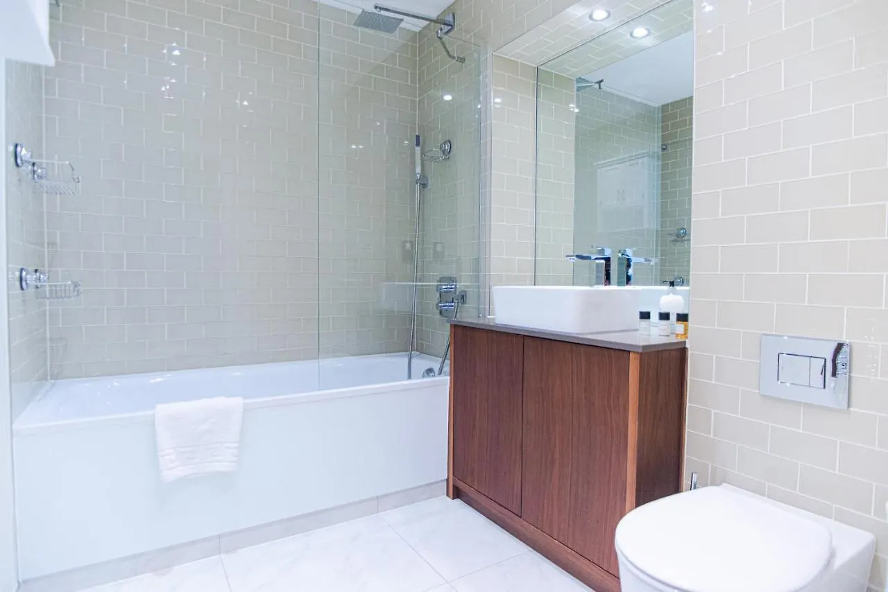 Stunning 1-Bed Apartment In Lincoln Plaza London